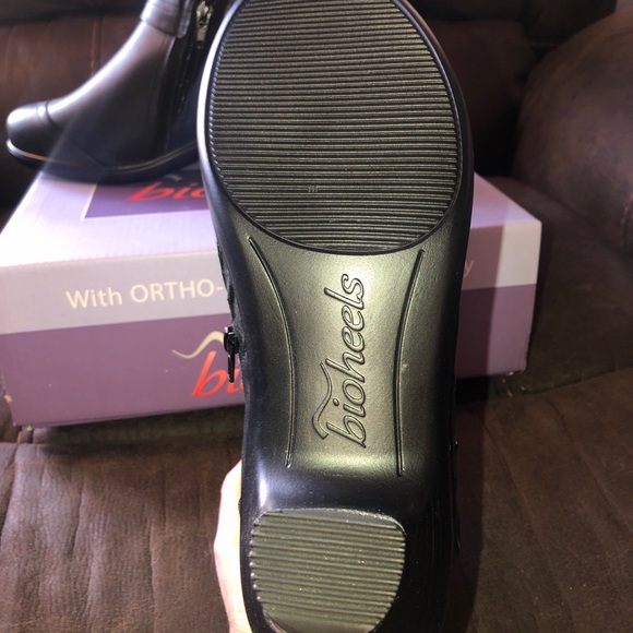 Black leather ankle boots 6.5  with box - Picture 5 of 9